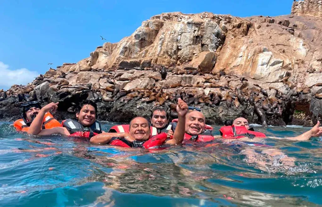 Full Day Islas Palomino: Paseo en Yate y Nado con Lobos Marinos foto 4