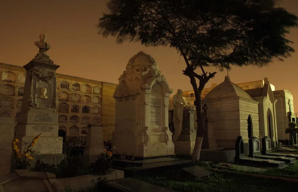 Tour Nocturno Cementerio Baquíjano y Carrillo del Callao