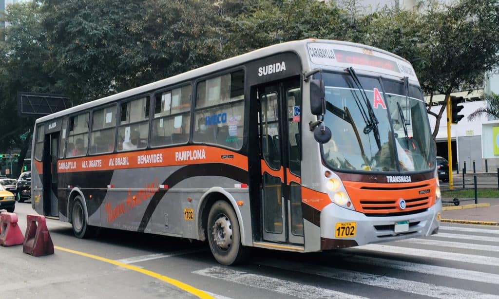 Transporte público para llegar al Machu Picchu limeño